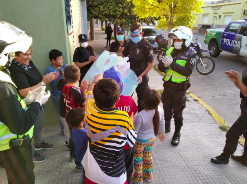 Personal policial recibi el agradecimiento del Hogar Peihuen